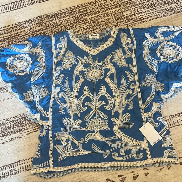 Kindred Tops - NWT Kindred embriodered blue off white short sleeve blouse flowy top size medium